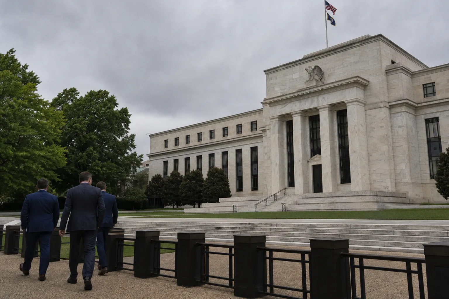How Central Bank Policy Decisions Drive Global Currency Market Volatility