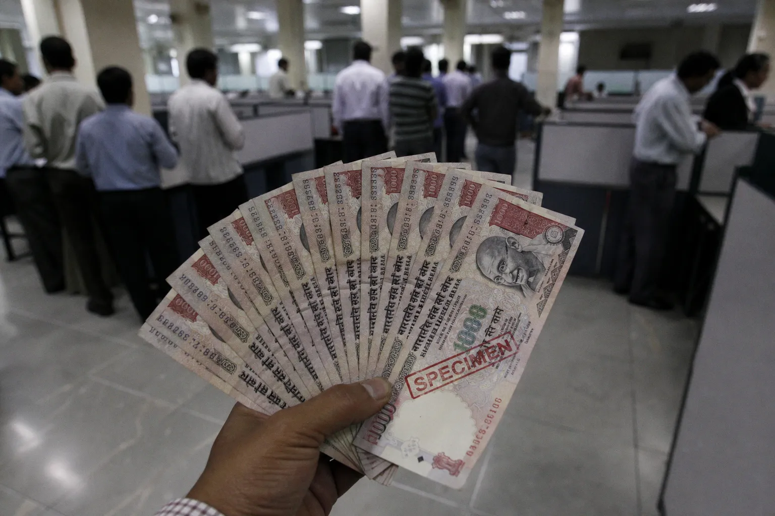India Forex Reserves Drop $5.65 Billion to $666.9 Billion